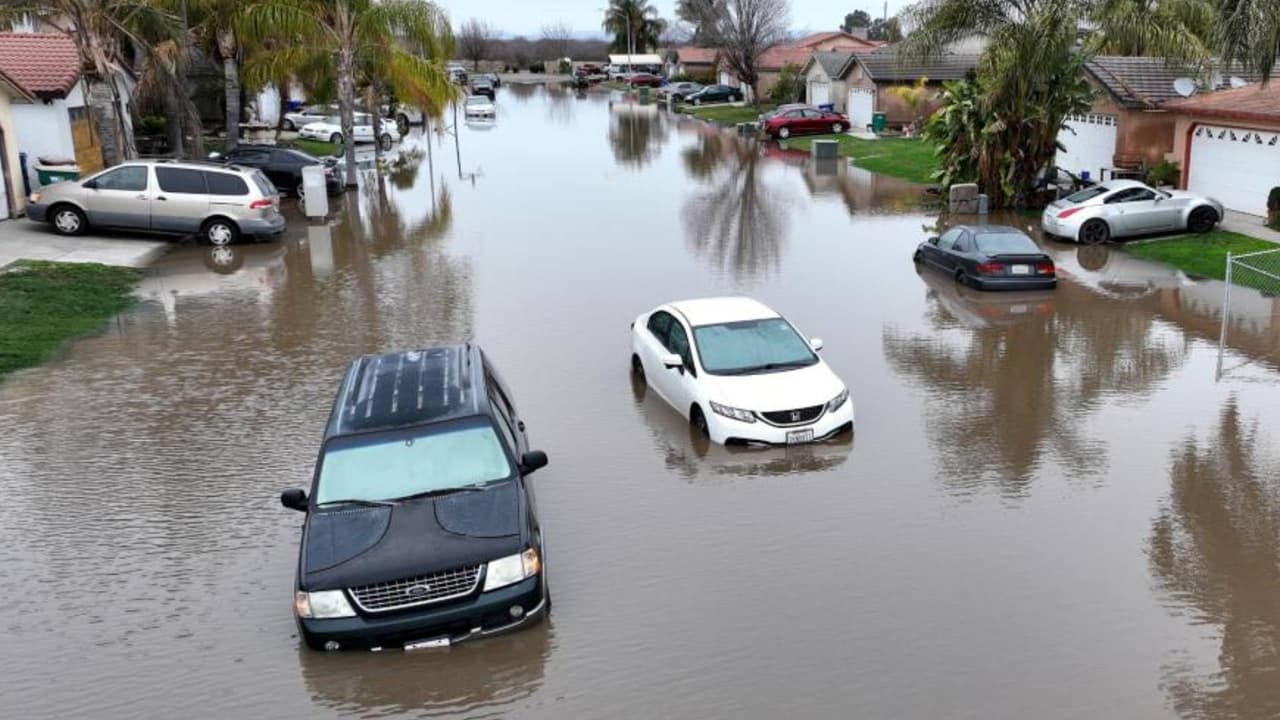 <b>Evita las calles inundadas</b>. Si ves encharcamientos sobre el camino o cualquier peligro de tráfico debido a la tormenta, no 
<a href="https://www.univision.com/local/sacramento-kuvs/recomendaciones-seguridad-conducir-condiciones-lluvia-fotos">conduzcas</a> a través de estos, es mejor dar la vuelta y buscar una ruta alterna o regresar a un lugar seguro mientras pasa. Cuando llueva, reduce la velocidad de tu vehículo.