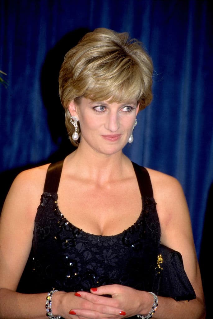Al respecto,
<a href="https://www.univision.com/famosos/parejas-princesa-diana-de-gales-principe-carlos-dodi">Diana</a> dio una entrevista a la BBC en donde confirmó que en su matrimonio había infidelidades. "Éramos tres en nuestro matrimonio… y eso es una multitud", dijo.