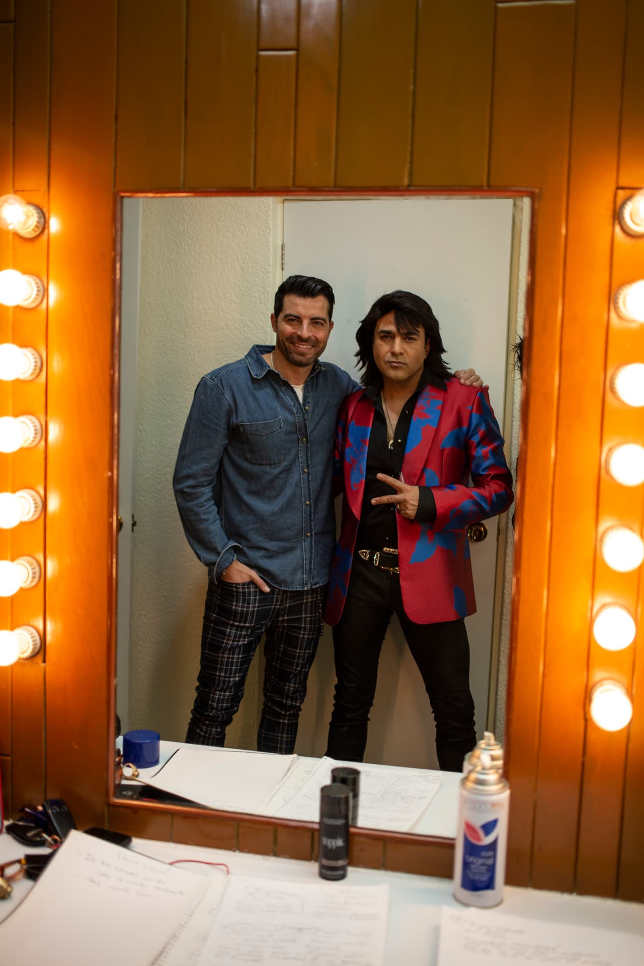 Desde los camarinos Antonio y Albertano mostrando por qué son los galanes de Pequeños Gigantes.