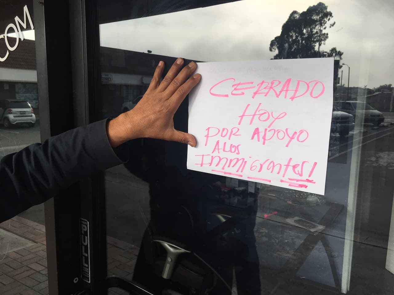 El dueño de una escuela de manejo en Cudahy coloca un cartel avisando que cerró su local en apoyo al paro nacional contra las acciones del presidente Donald Trump.