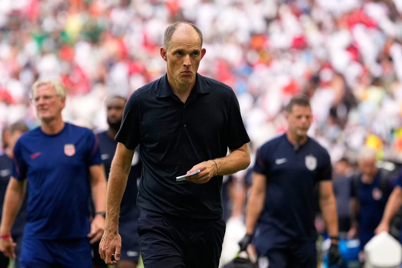 El seleccionador de Inglaterra, Thomas Tuchel, abandona el terreno de juego al final del primer tiempo del partido de cuartos de final de la Copa Mundial de Fútbol entre Noruega e Inglaterra en Miami Gardens, Florida, el sábado 11 de julio de 2026.