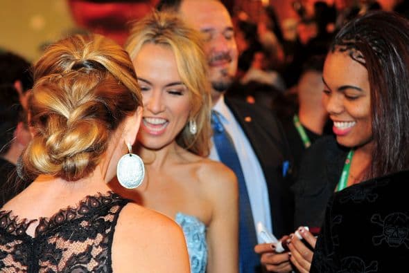 Te llevamos detrás de cámaras y mira todo lo que pasó mientras tus artistas desfilaban por la alfombra verde. 