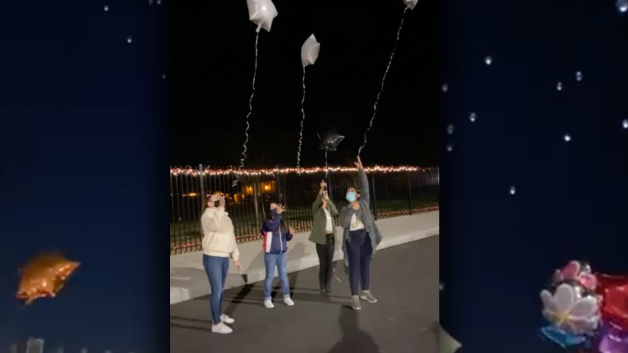 El jueves por la noche, decenas de personas se reunieron en las afueras de la escuela 
<b>primaria Dawson</b>, de la cual eran parte las 7 víctimas; y 
<b>lanzaron globos blancos al cielo en honor a 'estos angelitos'.</b>