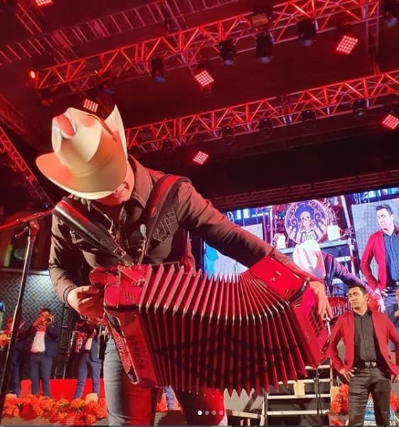 "La vida nos ha puesto pruebas duras, difíciles, pero bendito Dios si hemos salido avantes no es casualidad, es porque 
<b><a href="https://www.univision.com/shows/el-gordo-y-la-flaca/alfredo-olivas-recibe-un-reconocimiento-por-parte-de-reclusas-en-una-carcel-de-jalisco-mexico-video" target="_blank">tenemos misiones buenas</a> </b>que hacer y yo busco dejar mi granito de arena", se sinceró el exponente de corridos.