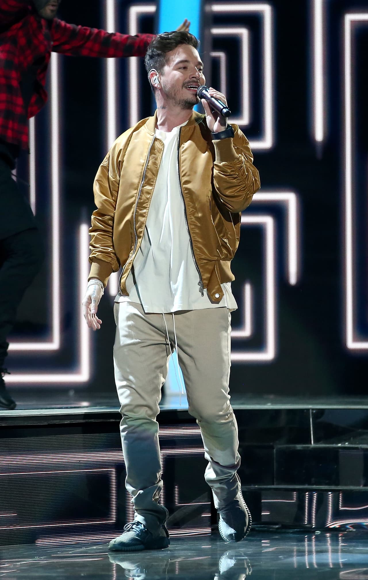 Si lo que quieren es acentuar con algún accesorio, ¿por qué no ua chaqueta dorada?