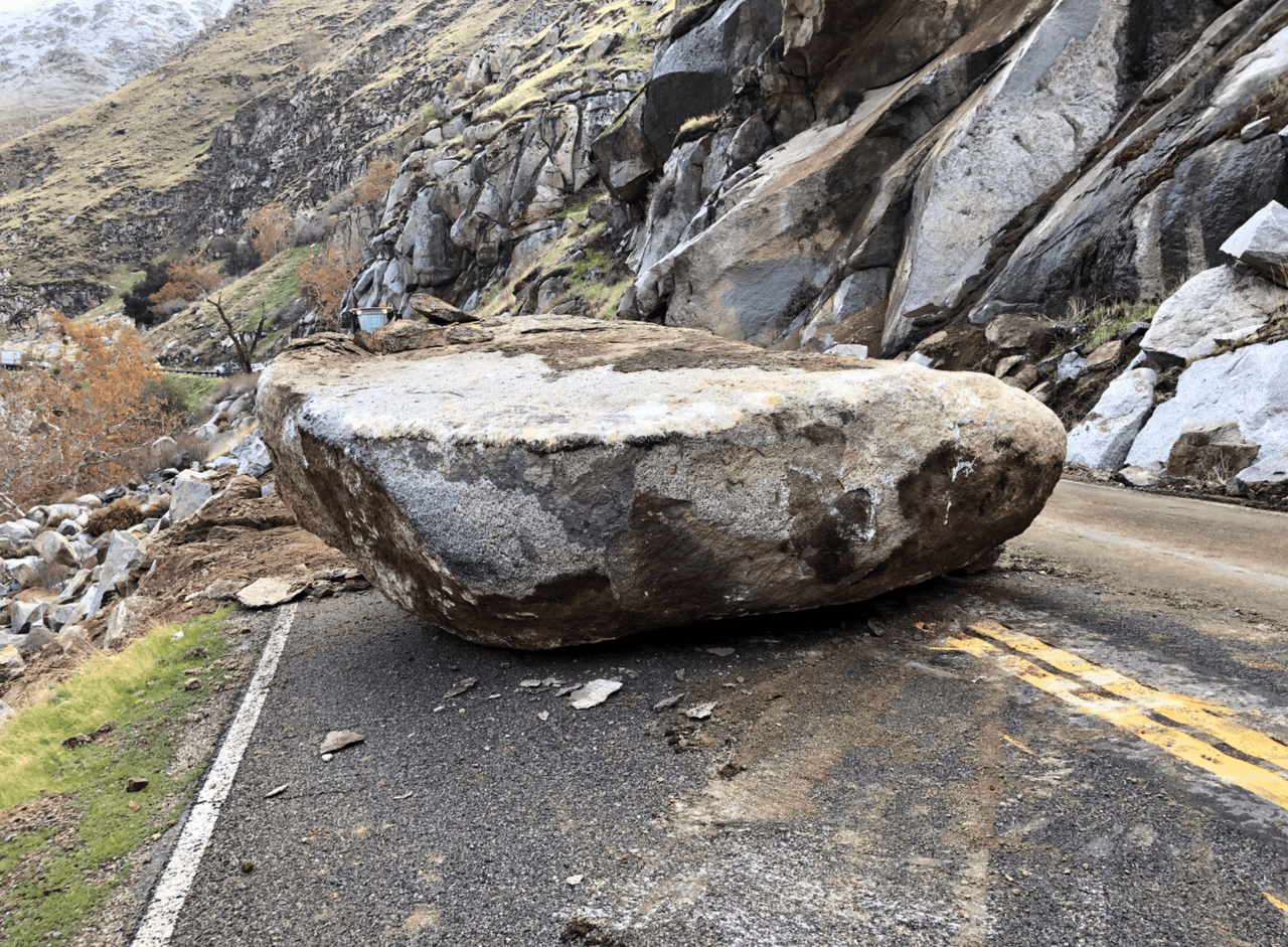 Otro de los riesgos de la tormenta fue el deslizamiento de grandes rocas en las carreteras de monta˜na. Esta fue removida por cuadrillas de Caltrans en 
<b>la ruta 178 en Kern Canyon</b>.