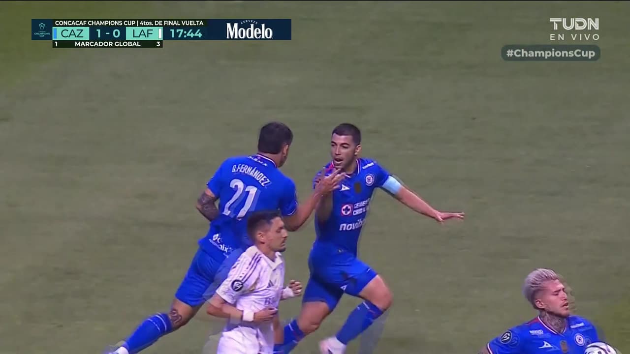 ¡Gol del Cruz Azul! Desde el punto penal el Toro Fernández pone el 1-0