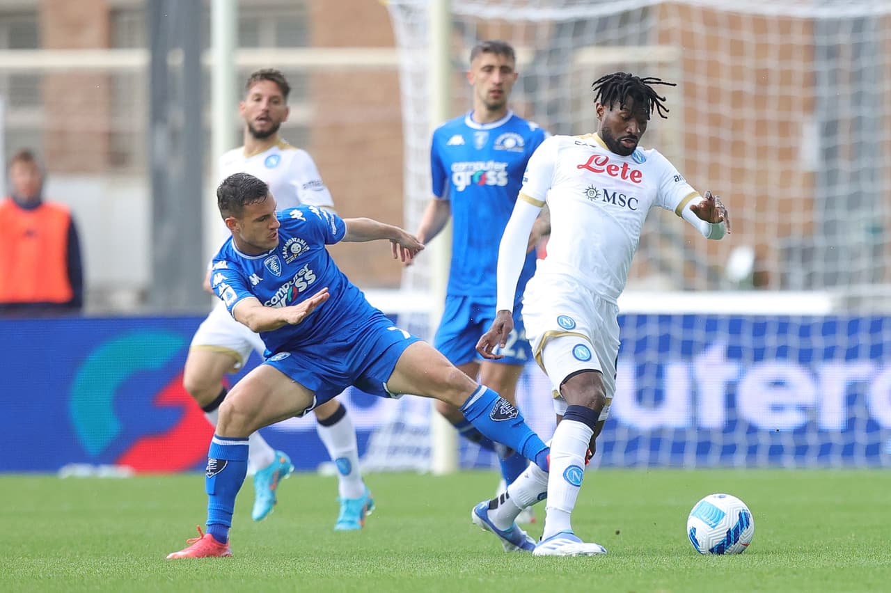 Hirving Lozano dio pase a gol, pero el Napoli se alejó de la lucha por el Scudetto con la épica remontada del Empoli para ganar 3-2 tras ir abajo 0-2 hasta los últimos 10 minutos en la Serie A.