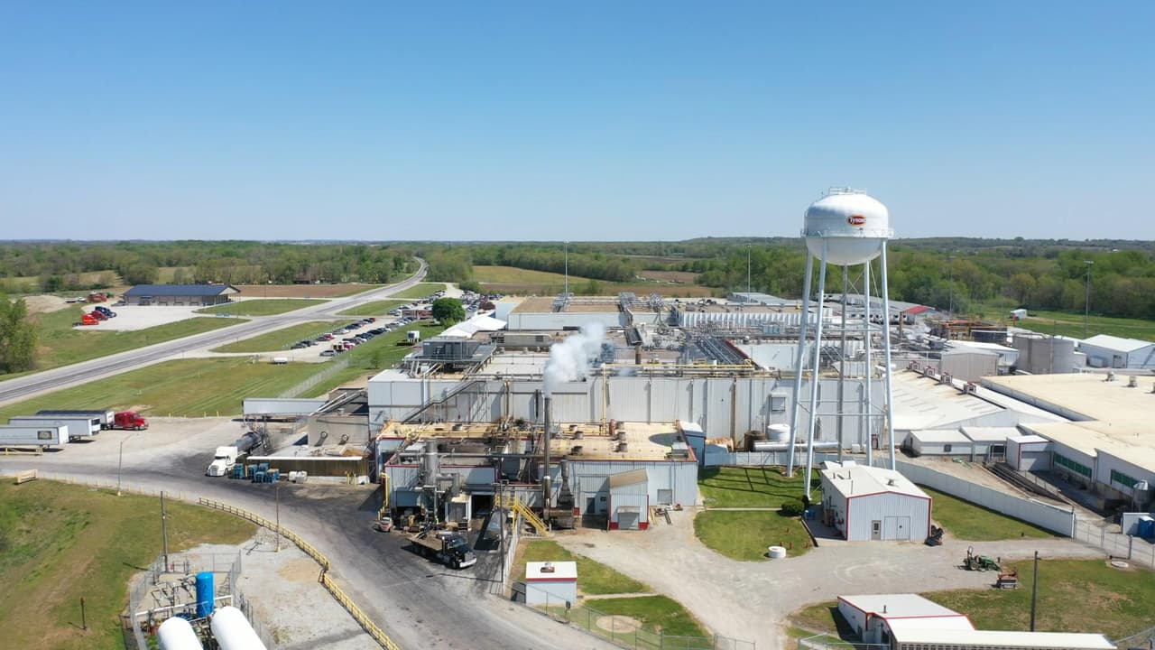 El empacador de carne de Tyson en Columbus Junction, Iowa, emplea a unas 1,400 personas. Tuvo que cerrar durante dos semanas después de un brote de coronavirus.