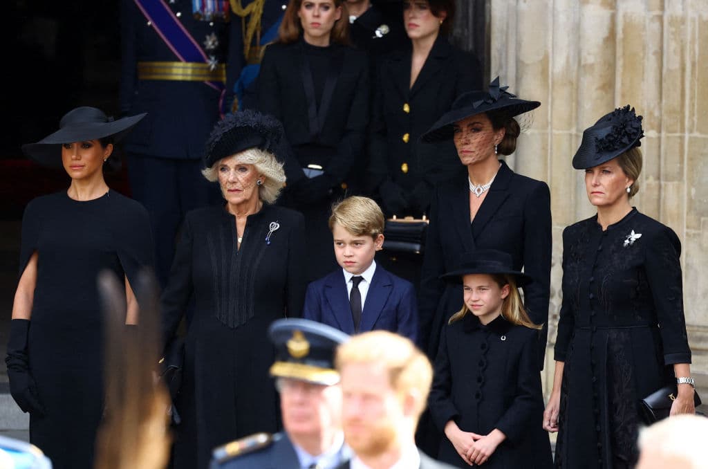 En esta foto se ve a las mujeres de la realeza británica: (de izq. a der.) Meghan, la duquesa de Sussex; la reina consorte, Camila; príncipe George y la princesa Charlote (dos de los hijos de Kate y William; Kate, princesa de Gales y Sofía, condesa de Wessex, en la Abadía de Westminster.