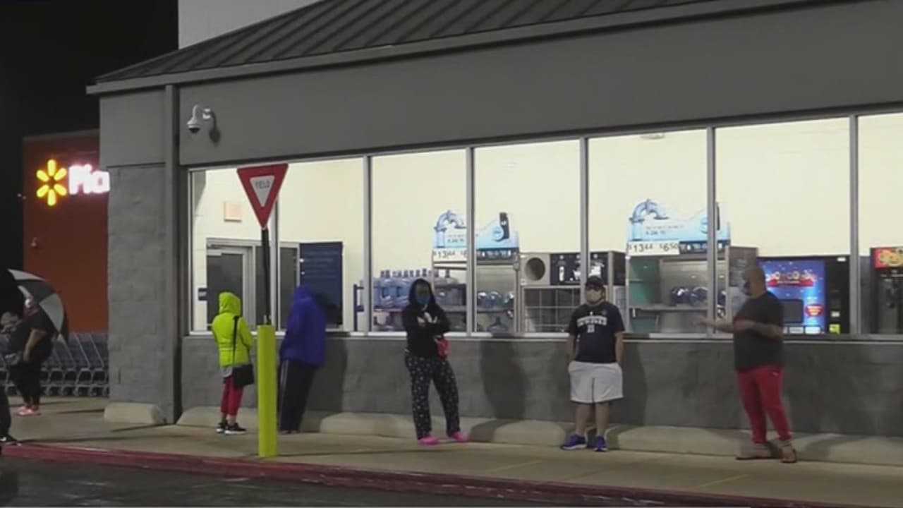 Con lluvia y pandemia, la gente sale a comprar este ‘Black Friday’ en San Antonio