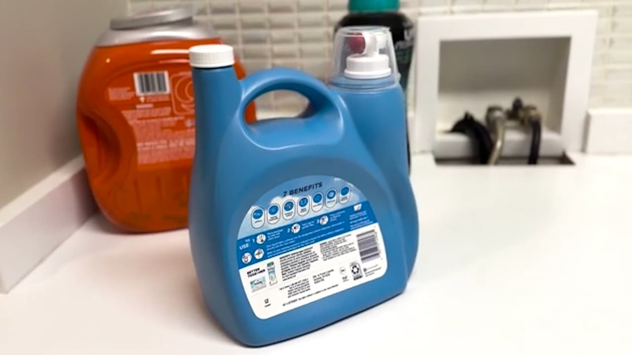 De todas las presentaciones,
<b> los jabones líquidos fueron los que mostraron un mejor rendimiento a la hora de quitar manchas.</b>
<br>
<br>“El mejor fue Tide, el detergente líquido, paquetito y polvos salió mejor”, dijo.
<br>
<br>
<b><a href="https://www.consumerreports.org/appliances/laundry-detergents/c33031/">Revisa aquí los rankings de las marcas de detergentes</a></b>.
<br>