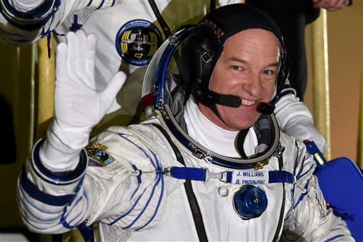 El astronauta de la NASA con más días acumulados en el espacio regresa a la Tierra