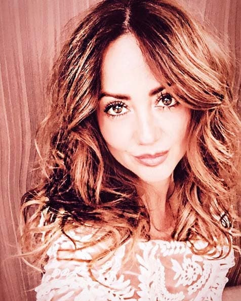 Los ojos de Andrea brillan de amor y felicidad.