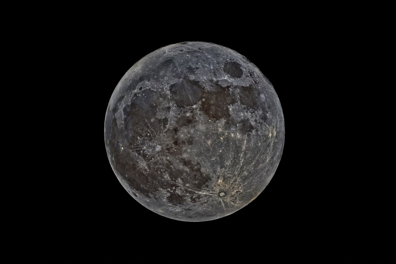 Cuando la Luna se encuentra más cerca de la Tierra está en su "perigeo" y cuando está más lejos en su "apogeo", y es precisamente a ese punto al que suele llamarse "la Luna Negra".