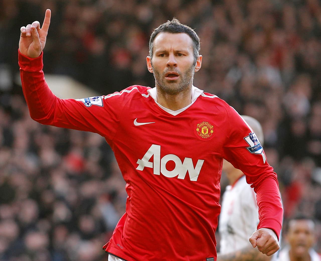 El centrocampista galés, es el jugador más galardonado en la historia del futbol inglés al conseguir 35 títulos. En sus 24 temporadas con el Manchester United, Giggs logró conseguir 13 campeonatos de Premier League, cuatro FA Cups, tres Copa de la Liga de Inglaterra, dos UEFA Champions League, 10 Community Shields, una Supercopa de Europa y dos Mundiales de Clubes.