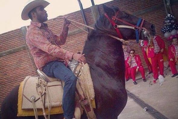 En otras imágenes se le ve montando a caballo.