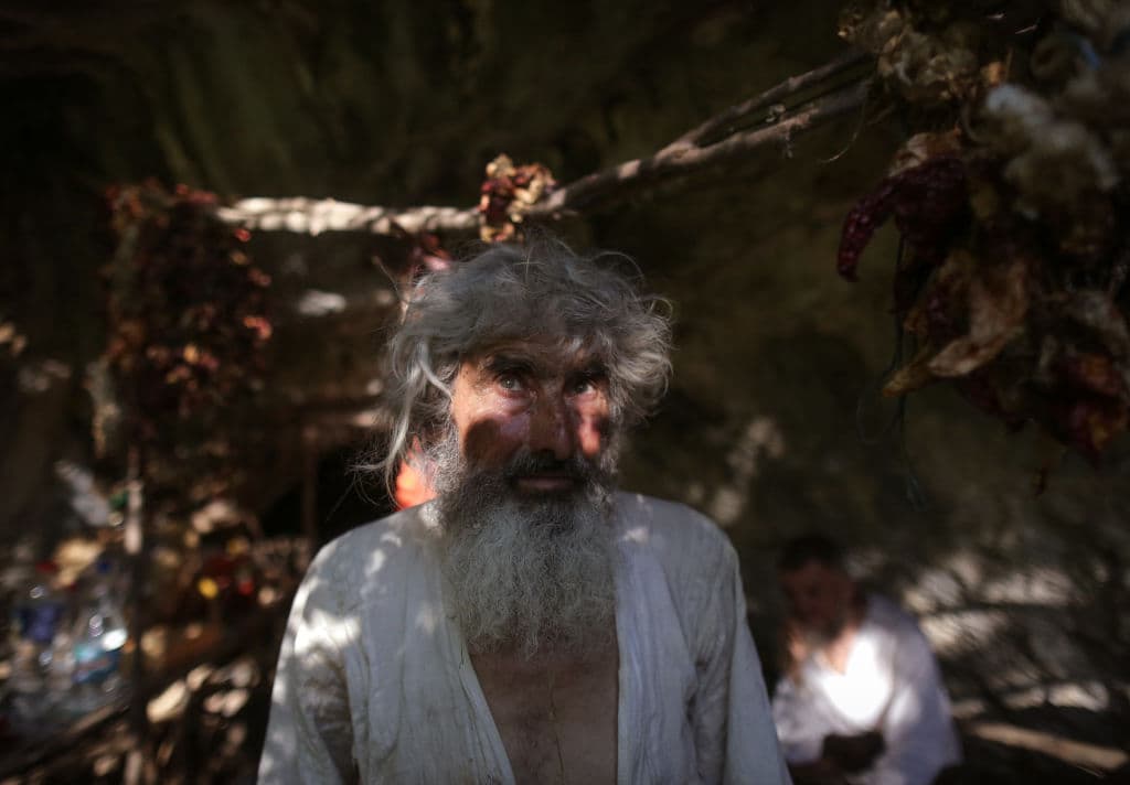 "Yo no era libre en la ciudad. Siempre hay alguien en tu camino, se discute con la esposa, los vecinos o la policía", declaró Petrovic a AFP mientras pelaba unos vegetales para su almuerzo.