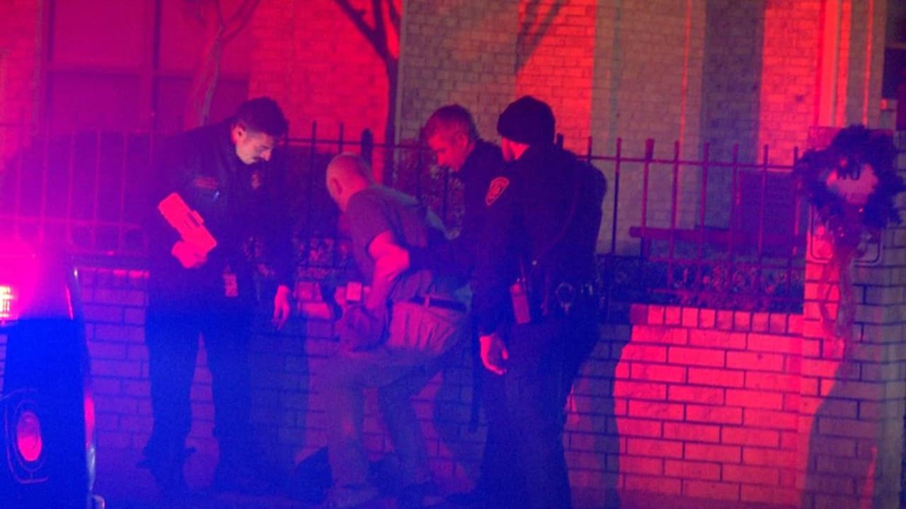 Un hombre fue 
<b>hospitalizado</b> luego de ser herido de bala en la mano durante un incidente ocurrido alrededor de las 
<b>12:30 de la madrugada</b> en 
<b>Braesview, cerca de Lakespur Drive</b>, en el norte de la ciudad.
<br>
<br>Según la policía, una mujer se le acercó para pedirle dinero. Al recibir una negativa, 
<b>le disparó en la mano</b>. Hasta el momento 
<b>no se han realizado arrestos</b> y la investigación continúa.