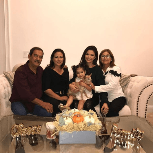 El amor de la familia siempre perdura, Ana Patricia estuvo acompañada en este festejo por sus padres y hermana.