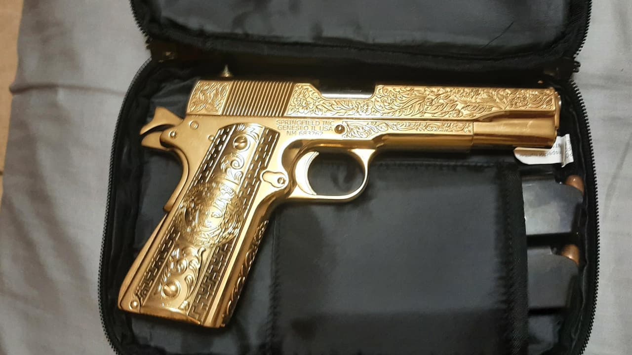 La segunda casa está ubicada en 
<b><a href="https://www.bridgecitytex.com/" target="_blank">Bridge City</a></b> donde encontraron un pistola bañada en oro.