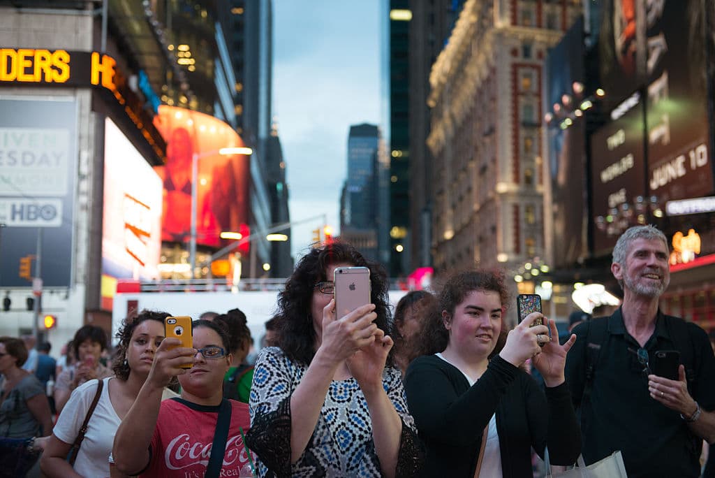 Emocionados, porque lograron obtener un recuerdo del “Manhattanhenge”.