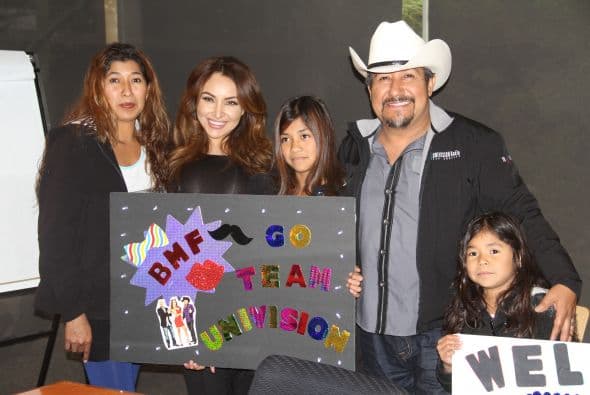 Estos fieles seguidores le dieron una calurosa bienvenida a los carismáticos locutores.  