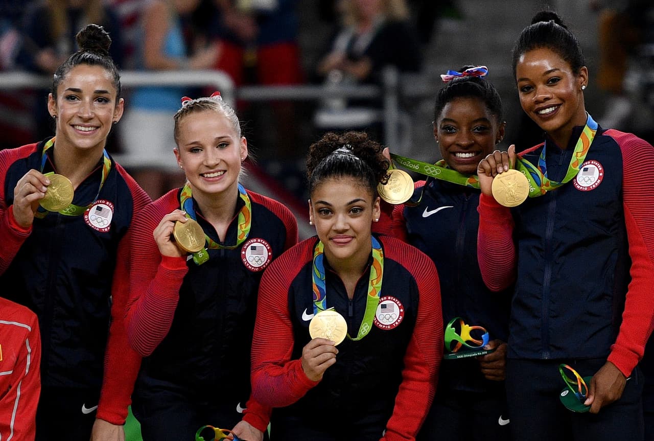 Alexandra Raisman, Madison Kocian, Lauren Hernández, Simone Biles, y Gabrielle Douglas posan con sus respectivas medallas.
<br>