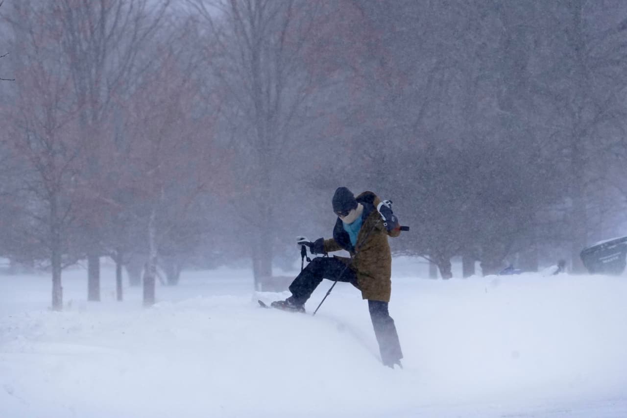 Para muchos, la nevada trae la oportunidad de disfrutar de una caminata o de las 
<a href="https://www.univision.com/local/chicago-wgbo/disfruta-de-la-nieve-en-estas-colinas-de-chicago-fotos">colinas</a>. Lincoln Park es uno de los preferidos de los residentes de Chciago que se atreven a salir en medio de las nevadas.