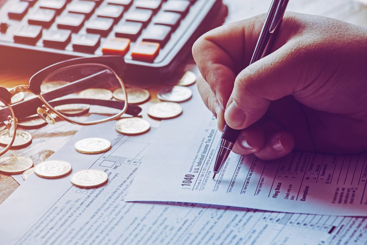 En la segunda opción, los Formularios Interactivos Free File son formularios de impuestos federales electrónicos que pueden rellenar y presentar electrónicamente gratis. Si escoge esta opción, deberá saber cómo preparar su propia declaración de impuestos.