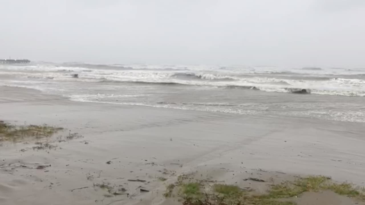 La marejada ciclónica que se registra el viernes por la tarde mantiene vigilante a las autoridades de la zona.