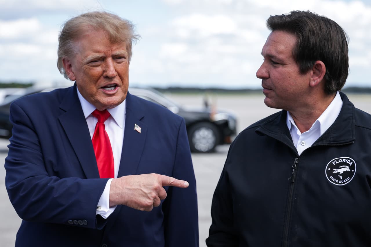 <b>Trump y DeSantis dejan atrás su rivalidad, pero su relación nació del cálculo político: </b>El gobernador de Florida respaldó a Trump después de enfrentarlo en las primarias republicanas de 2024, una contienda marcada por ataques personales. En su visita a Fort Myers, DeSantis lo recibió en el aeropuerto y le entregó una moneda conmemorativa, en una nueva muestra pública de acercamiento entre ambos.