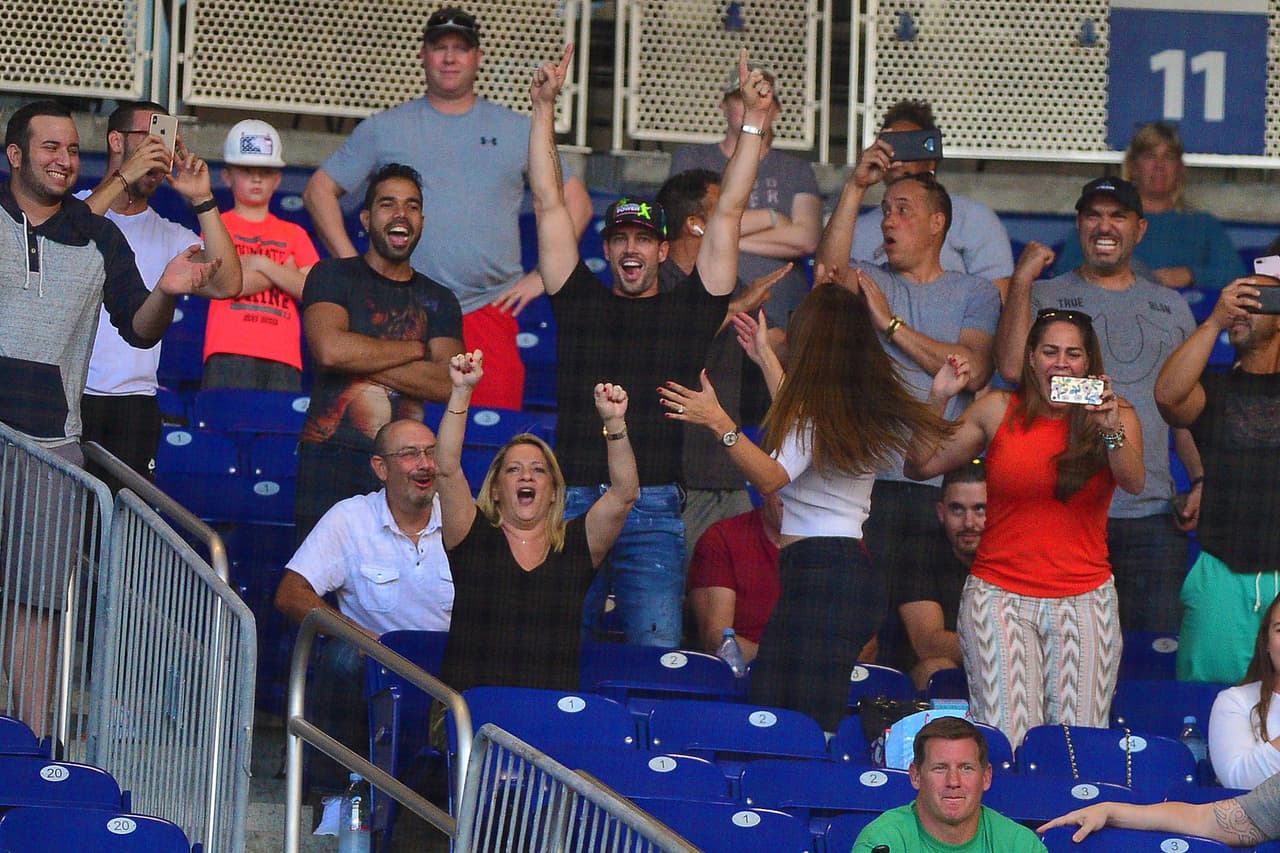 Desde las gradas, así fueron captados William Levy y Elizabeth Gutiérrez, gritando para apoyar al joven deportista.