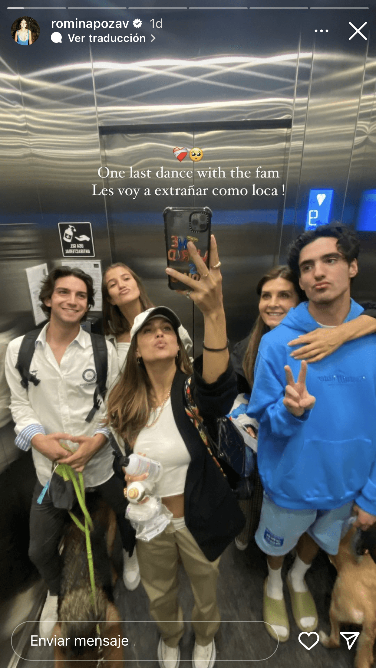 Junto a la foto grupal en el elevador del aeropuerto, Romina escribió: "Un último baile con la familia. ¡Los voy a extrañar como loca!". El actor de 'Vencer el pasado' replicó la foto en su cuenta de Instagram y respondió: "Te voy a extrañar 'Colita'", como le dice de cariño.