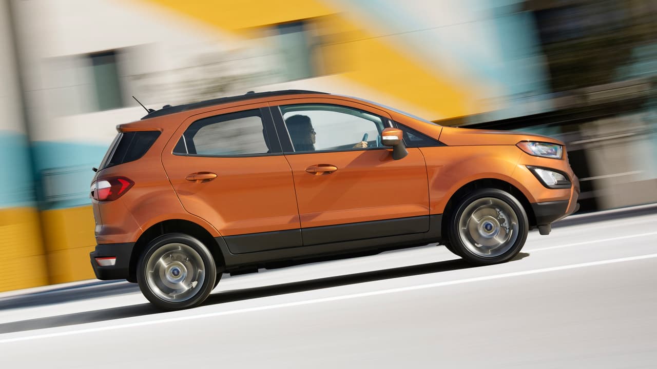 Las versiones con tracción delantera de la nueva Ford EcoSport estarán equipadas con el galardonado motor EcoBoost turboalimentado de 3 cilindros de 1.0 litros que se encuentra en ciertas versiones del Fiesta. Ford no adelantó cual será la potencia que desarrollaran los dos motores pero como referencia podemos decir que bajo el capó del Fiesta EcooBoost de 1.0 litros desarrolla 123 caballos de fuerza y 125 libras pie de torque. La transmisión en automática de 6 velocidades.