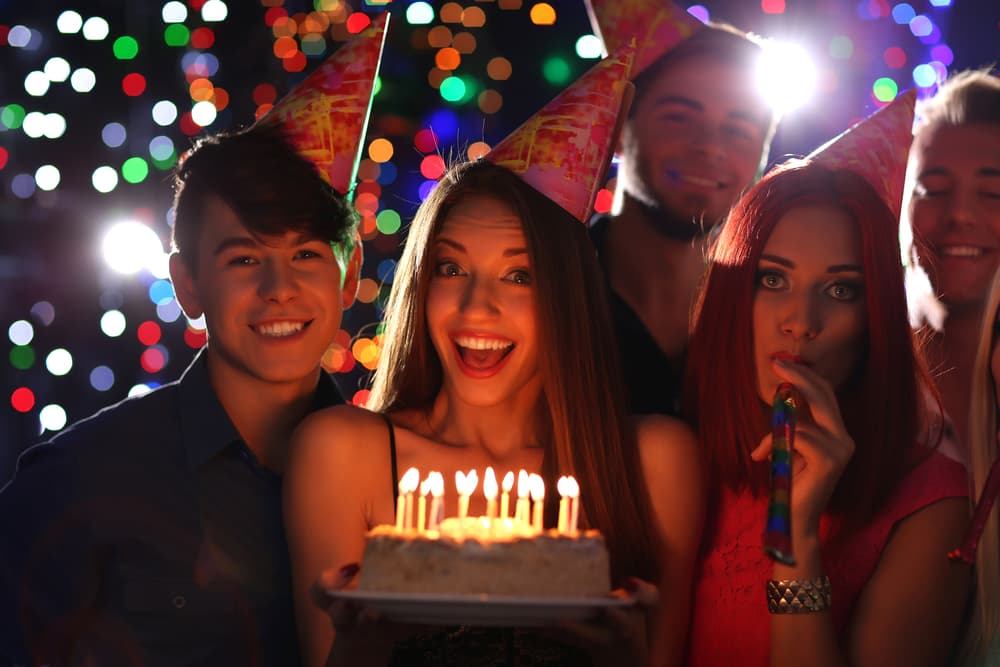 Ese día, que también marca el inicio del invierno en el sur, comienza a regir el signo de Cáncer, del elemento agua, y regido por la Luna, que este año coincide también con el tránsito directo de Mercurio, planeta de las comunicaciones, en ese signo. Llegó el período de cumpleaños para todo los cancerianos y cancerianas y por tanto una época muy definida para cada signo zodiacal. Coincide también con el signo de la Oveja o la Cabra en el Horóscopo chino.