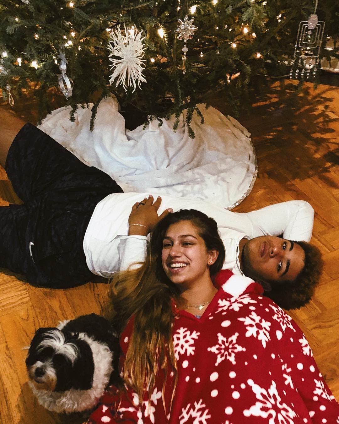La pareja también pasó su primera navidad juntos y compartieron esta postal en diciembre de 2018.