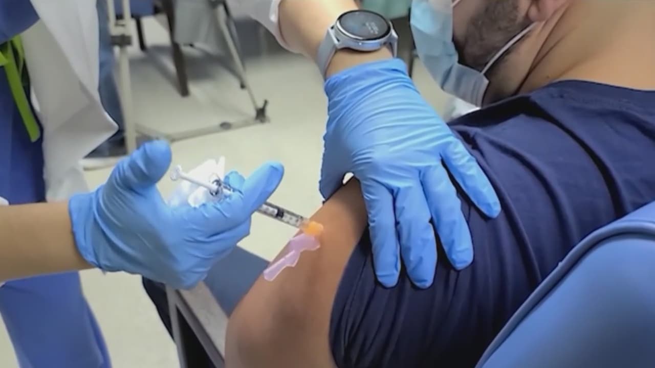 Vacunas contra COVID-19 e influenza protegen el corazón de infartos y fallas cardíacas