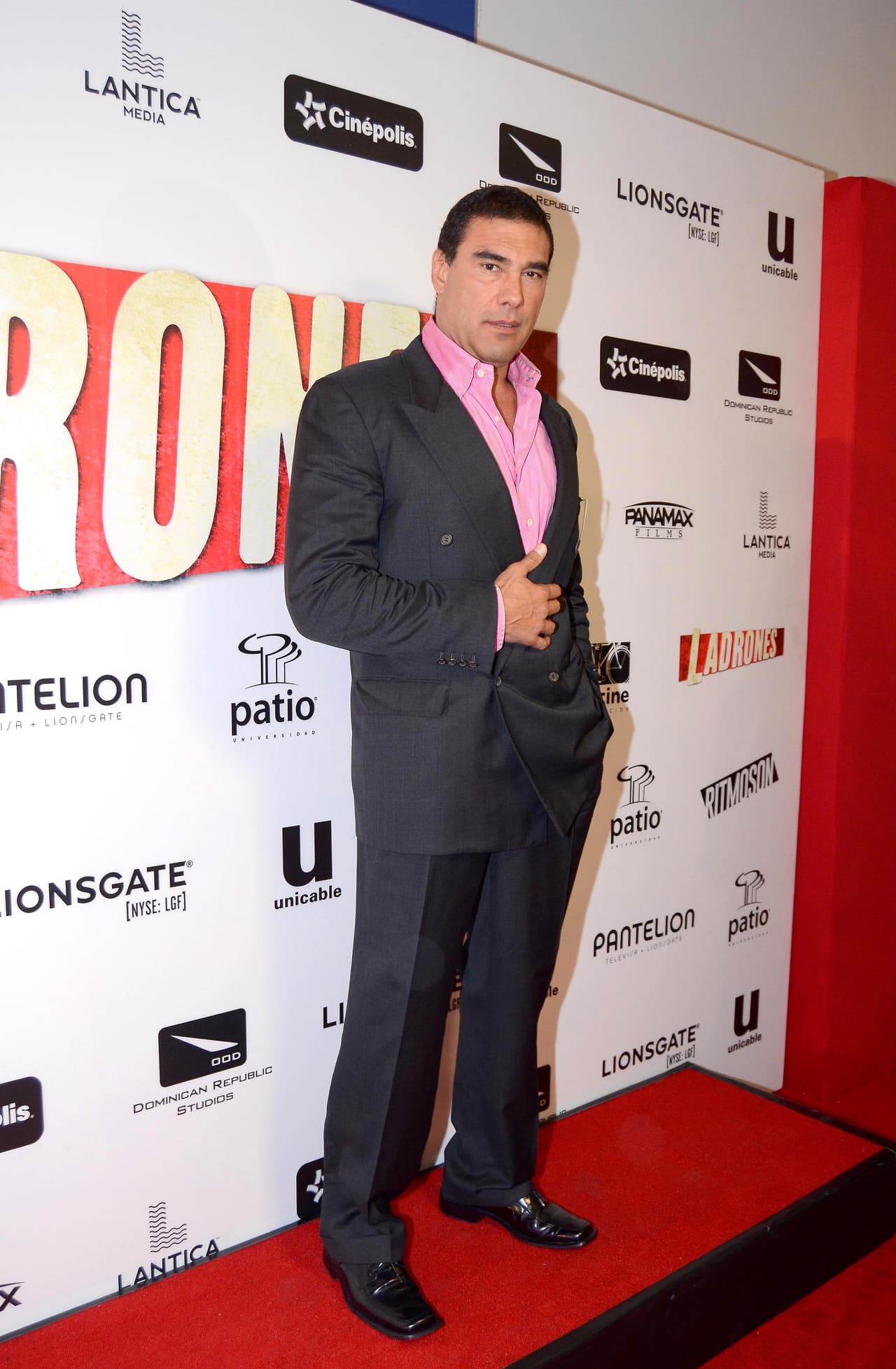 De acuerdo con información de People en Español, el personaje de Eduardo aparecerá cuando un grupo criminal pretende chantajear a Manu, el protagonista de la historia, quien es interpretado por Alex Perea.