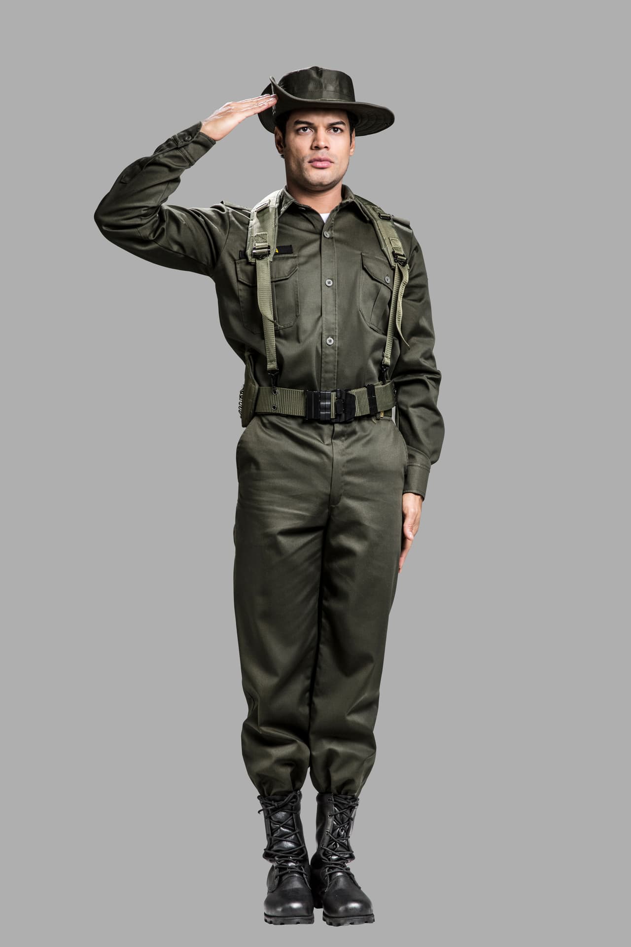 Poveda es un policía altamente eficiente, inteligente y valiente.