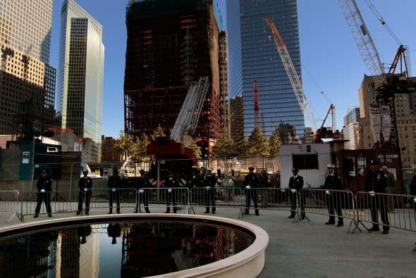 Una guardia de honor en el espejo de agua que fue colocado en memoria de las víctimas. Foto del 11 de septiembre del 2010.