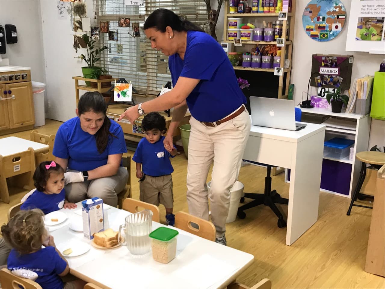 Su maestra sostuvo su mano en todo momento para darle confianza y guiar sus pasos.