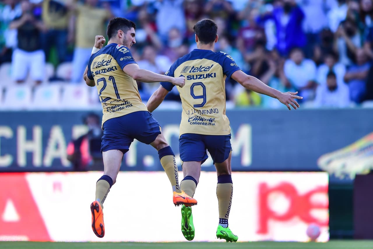 León vivió un primer tiempo de pesadilla al cometer un polémico penal al minuto 3, el cual Juan Ignacio Dinenno se encargó de anotar. La desventaja para La Fiera se hizo mayor con la expulsión de Osvaldo Rodríguez al 20' por una entrada desmedida sobre Meritao.