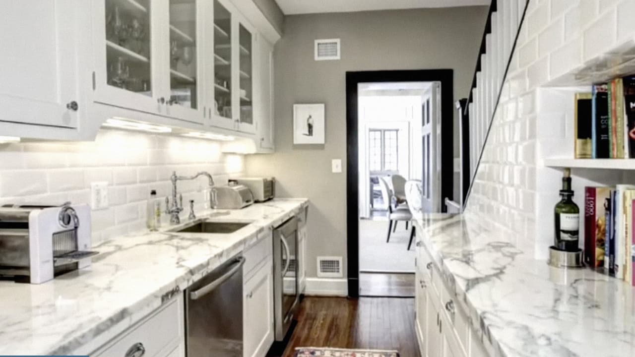 "Dado que el expresidente y la señora Obama estarán en Washington por lo menos durante otros dos años y medio, tiene sentido para ellos comprar una casa en vez de continuar alquilando", dijo Kevin Lewis, portavoz de Obama, vía correo electrónico a
<i><b><a href="https://www.nytimes.com/2017/05/31/us/obama-buys-house-washington-kalorama.html?_r=0" target="_blank">The New York Times</a></b></i>.