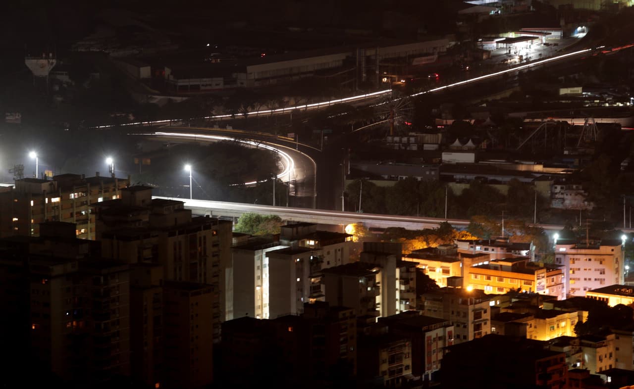 Una panorámica de la capital venezolana con la energía a medias. Guaidó explicó en rueda de prensa el domingo que
<b> la falla se originó en las líneas de transmisión que transportan energía desde las plantas hidroeléctricas desde el sur de Venezuela, donde el régimen cuenta con equipos precarios y poco personal para enfrentar la emergencia.</b>