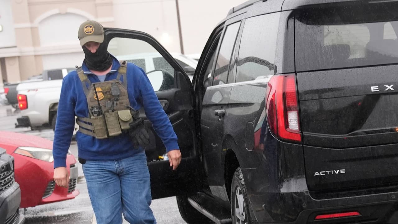 “No la necesitamos”: Acusan a Patrulla Fronteriza de romper la puerta de un negocio y realizar arrestos sin orden judicial