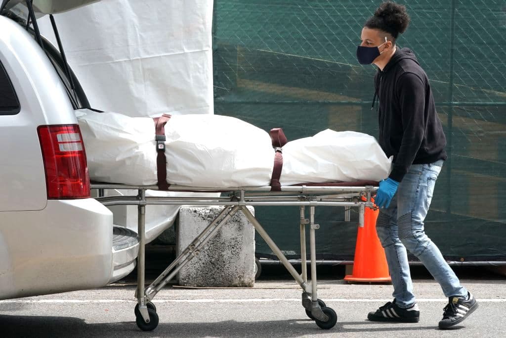 Instalan nueva morgue en Georgia tras incremento en las muertes por covid-19