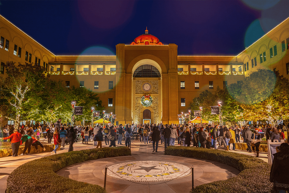 <h3 class="cms-H3-H3" style="box-sizing: border-box; margin-top: 0px; margin-bottom: 0.5rem; color: rgb(51, 51, 51); font-family: Roboto, sans-serif; font-style: normal; font-variant-ligatures: normal; font-variant-caps: normal; letter-spacing: normal; orphans: 2; text-align: left; text-indent: 0px; text-transform: none; widows: 2; word-spacing: 0px; -webkit-text-stroke-width: 0px; white-space: normal; background-color: rgb(255, 255, 255); text-decoration-thickness: initial; text-decoration-style: initial; text-decoration-color: initial;">Lights of Esperanza</h3>
<br>
<br>
<b>Dónde: </b>Texas A&M University-San Antonio: One University Way, San Antonio, TX 78224
<br>
<b>Cuándo: </b>A partir del 3 de diciembre
<br>
<b>Horario:</b> de 18:00 a 20:00 horas
<br>Cumpliendo su noveno año, este 2024, la instalación comprende más de 40 mil luces y un show de luces láser. Habrá música en vivo, mercado navideño, food trucks, actividades para toda la familia y muchas oportunidades para tomarse fotos con Santa Claus y las instalaciones de luces.