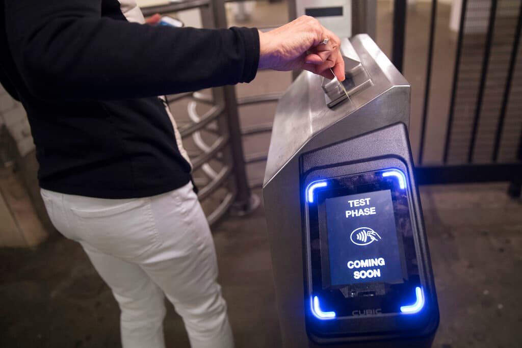 NY implementa inteligencia artificial para combatir evasión de tarifas en el metro