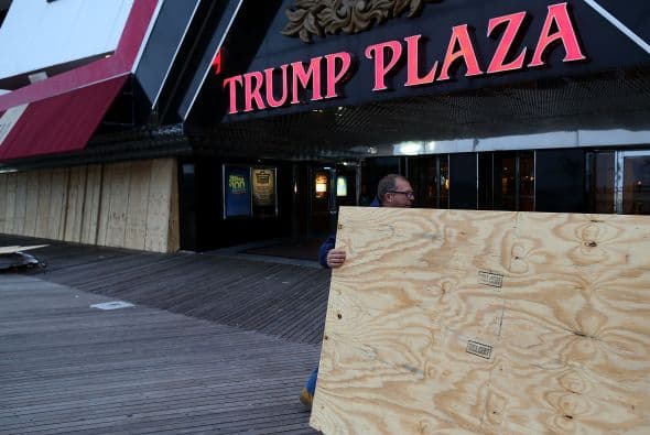 Poco antes, el gobernador del estado de Nueva York, Andrew Cuomo, anunció el cierre progresivo del transporte público de la Gran Manzana y sus alrededores a partir de esta noche. Cuomo también ha movilizado a 1.175 militares de la Guardia Nacional de Nueva York para que puedan participar en tareas de emergencia si fuera necesario.